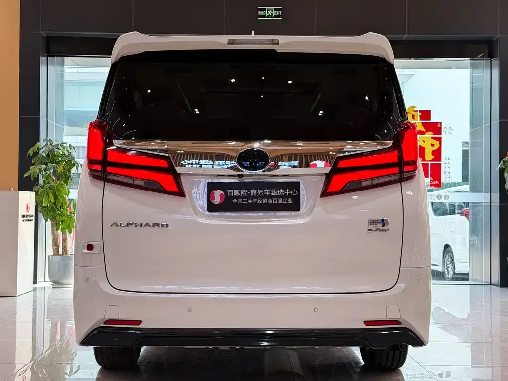 Toyota Alphard — фото 6