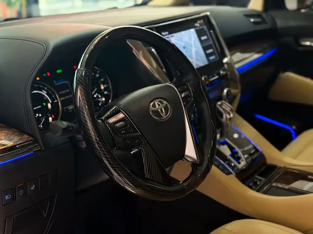 Toyota Alphard — фото 8