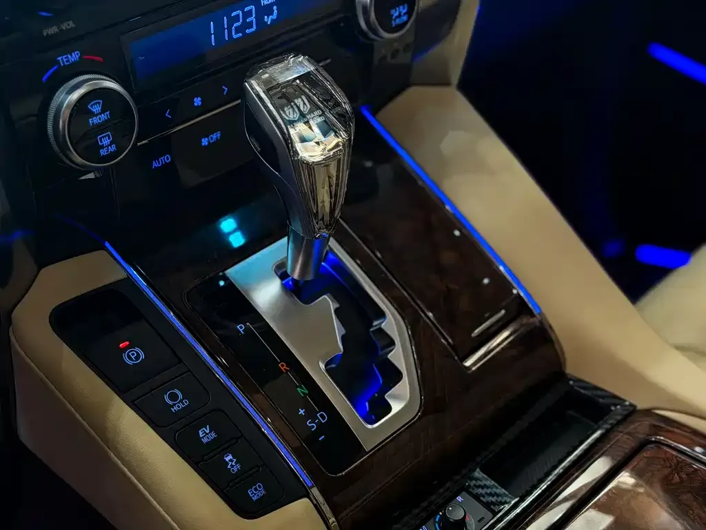 Toyota Alphard — фото 5