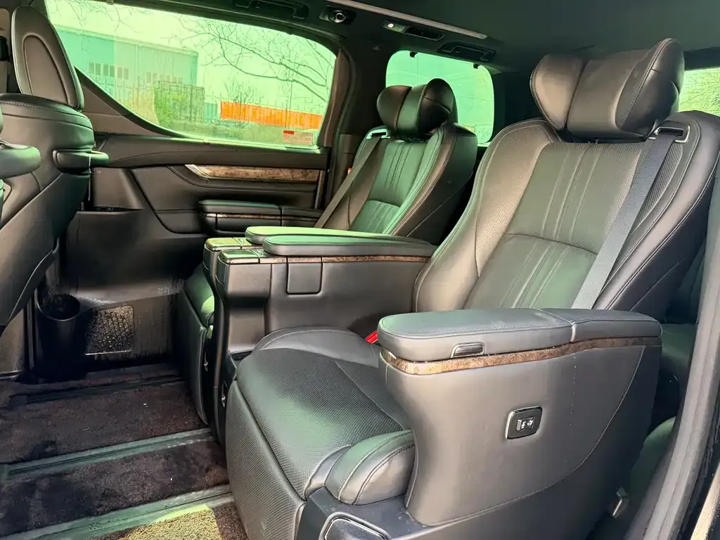 Toyota Alphard — фото 9