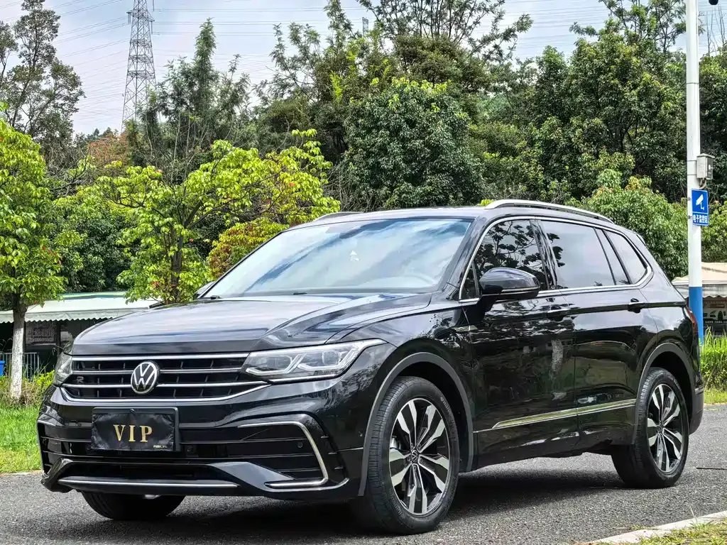 Volkswagen Tiguan L — фото 1