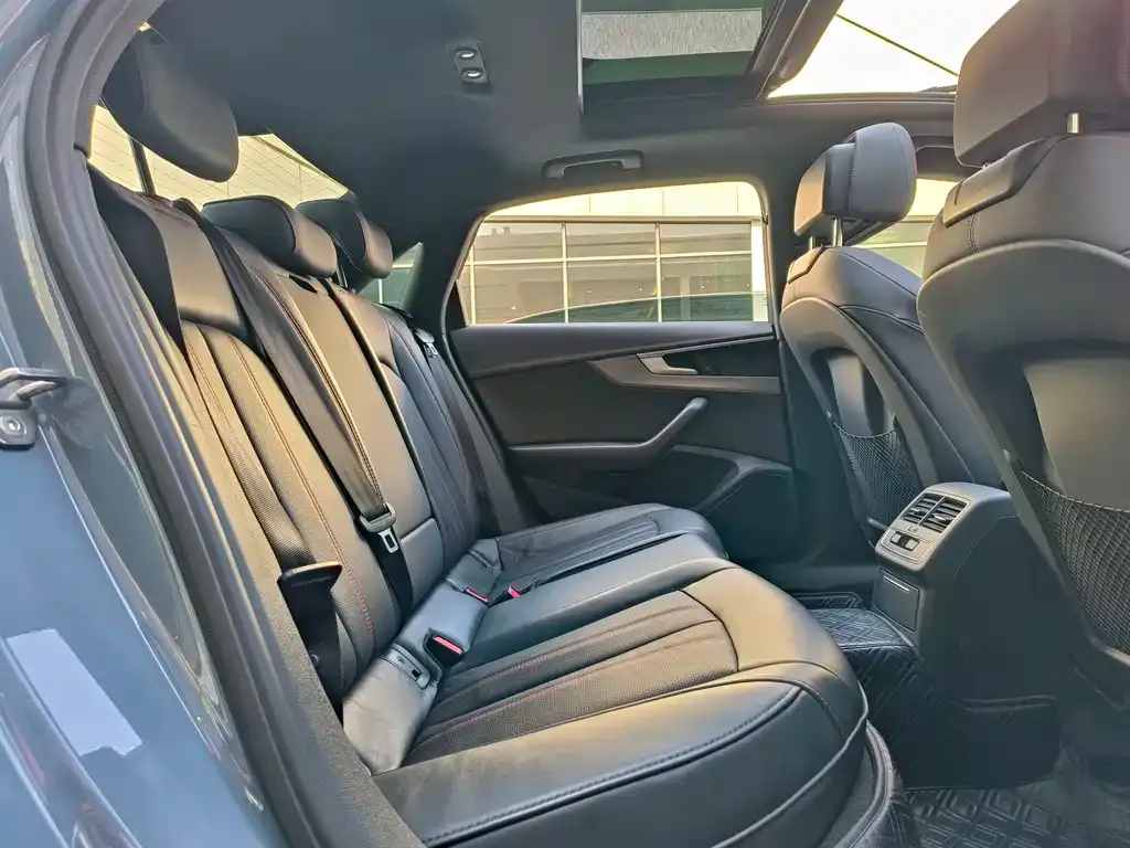 Audi A4L 2023 из CN, фото 5