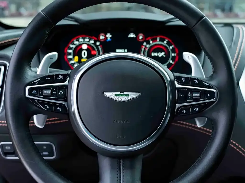 Aston Martin DBX — фото 6