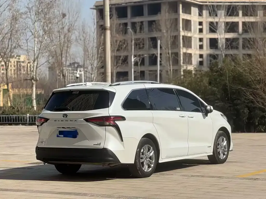 Toyota Sienna 2023 из CN, фото 2