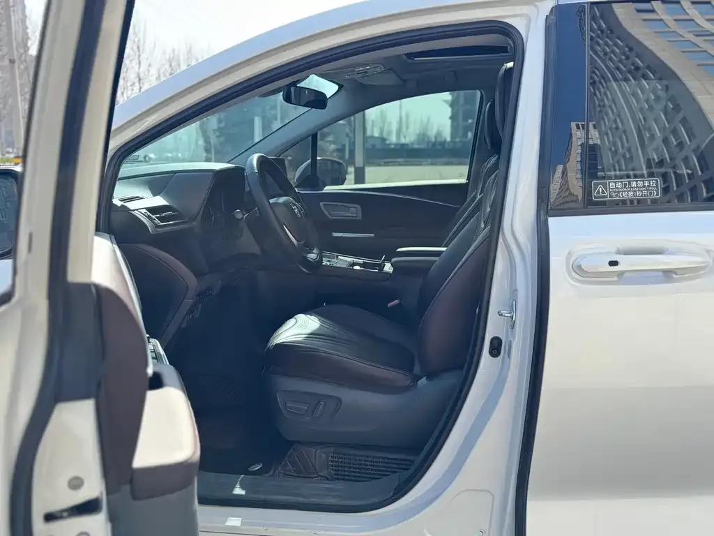 Toyota Sienna 2023 из CN, фото 4