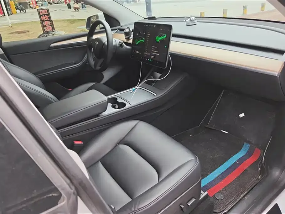 Tesla Model Y — фото 10