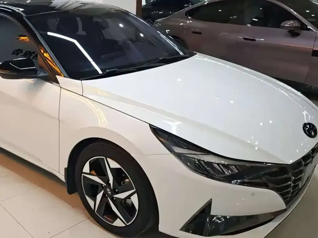 Hyundai Elantra — фото 1