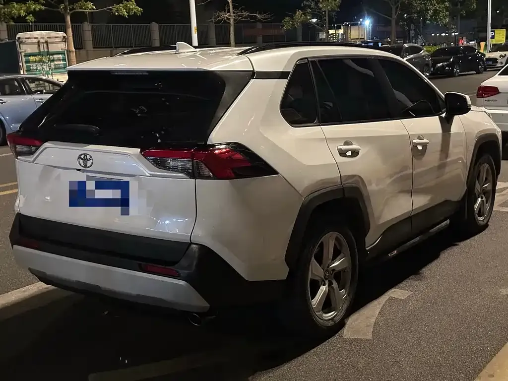 Toyota RAV4 — фото 5