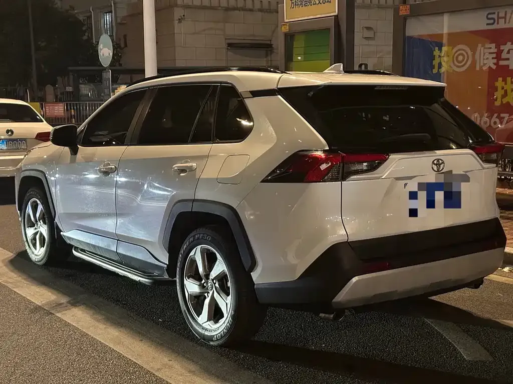 Toyota RAV4 — фото 8