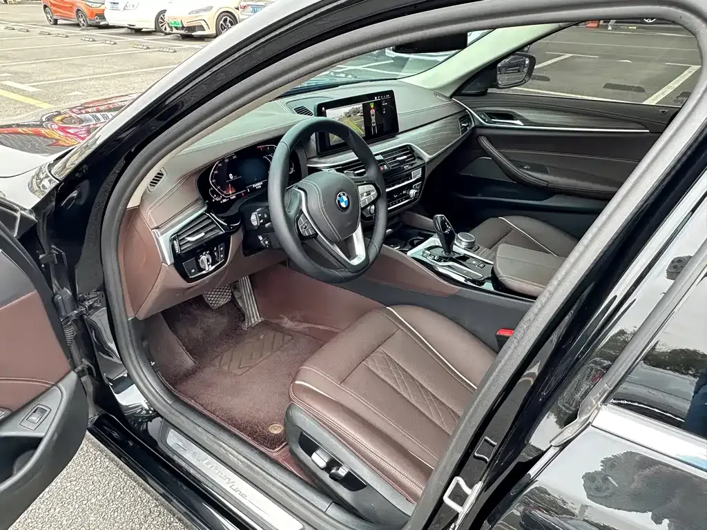 BMW 5 Series 2022 из CN, фото 8