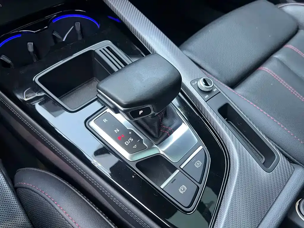 Audi A4L 2022 из CN, фото 10