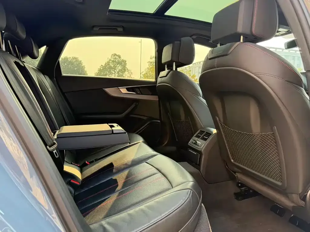 Audi A4L 2022 из CN, фото 2