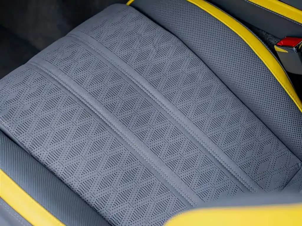 Bentley Continental PHEV 2025 из CN, фото 8