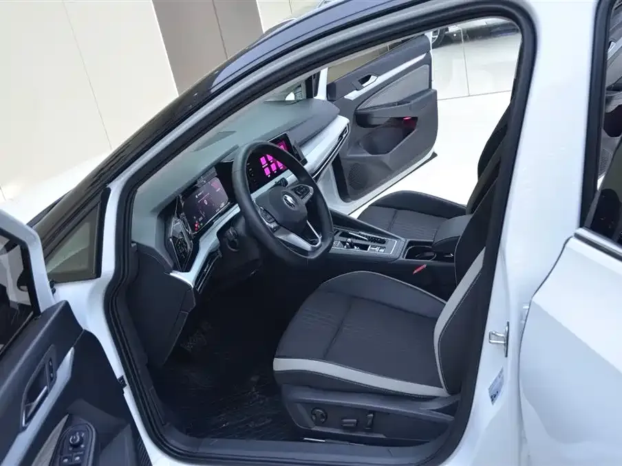 Volkswagen Golf 2023 из CN, фото 9