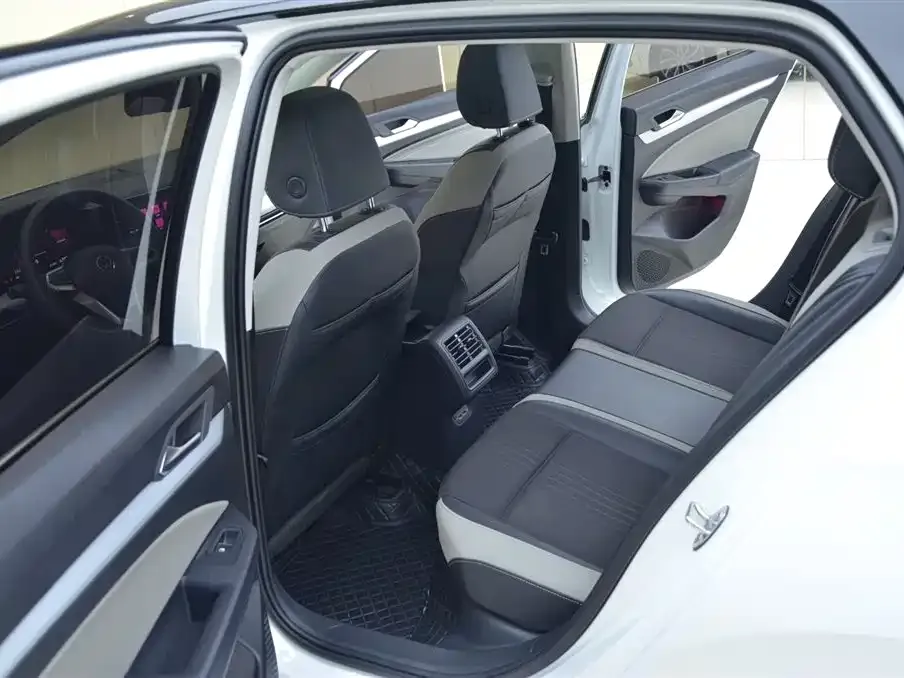 Volkswagen Golf 2023 из CN, фото 4