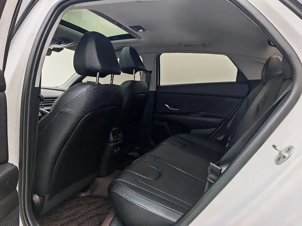 Hyundai Elantra 2022 из CN, фото 10