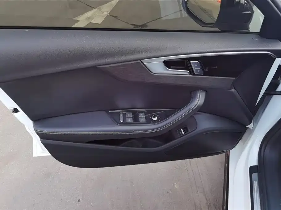 Audi A4L 2024 из CN, фото 3