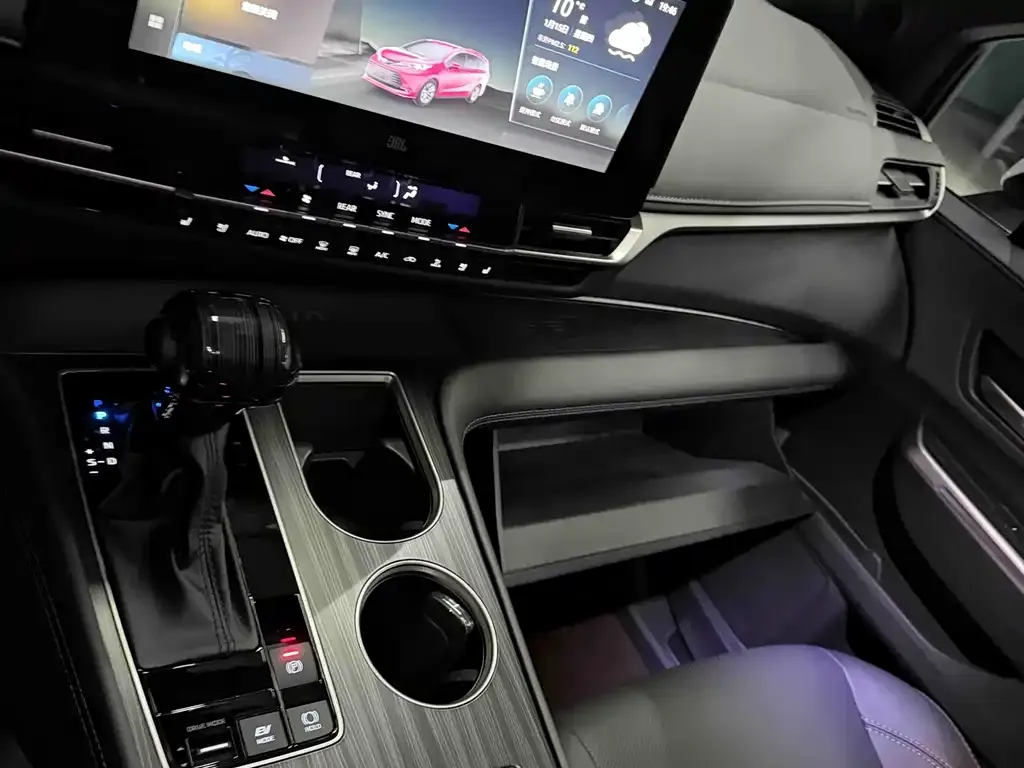 Toyota Sienna 2024 из CN, фото 2