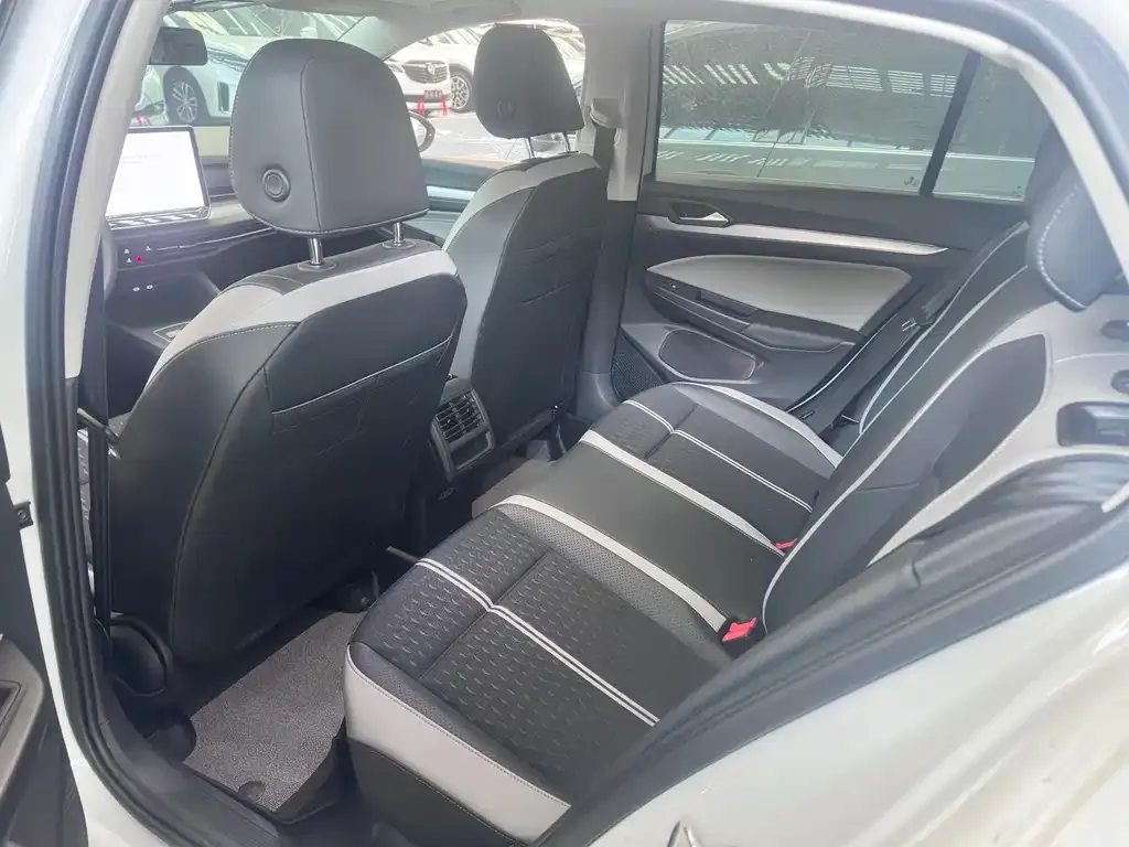 Volkswagen Golf 2025 из CN, фото 8