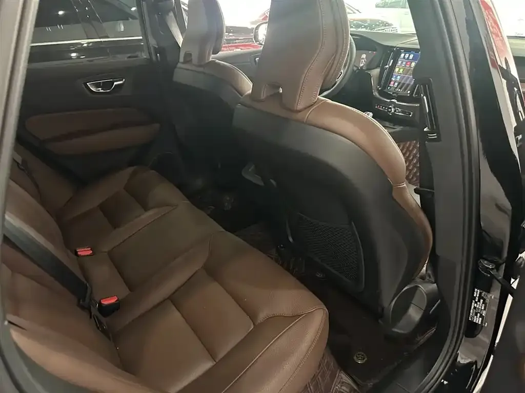 Volvo XC60 2024 из CN, фото 2