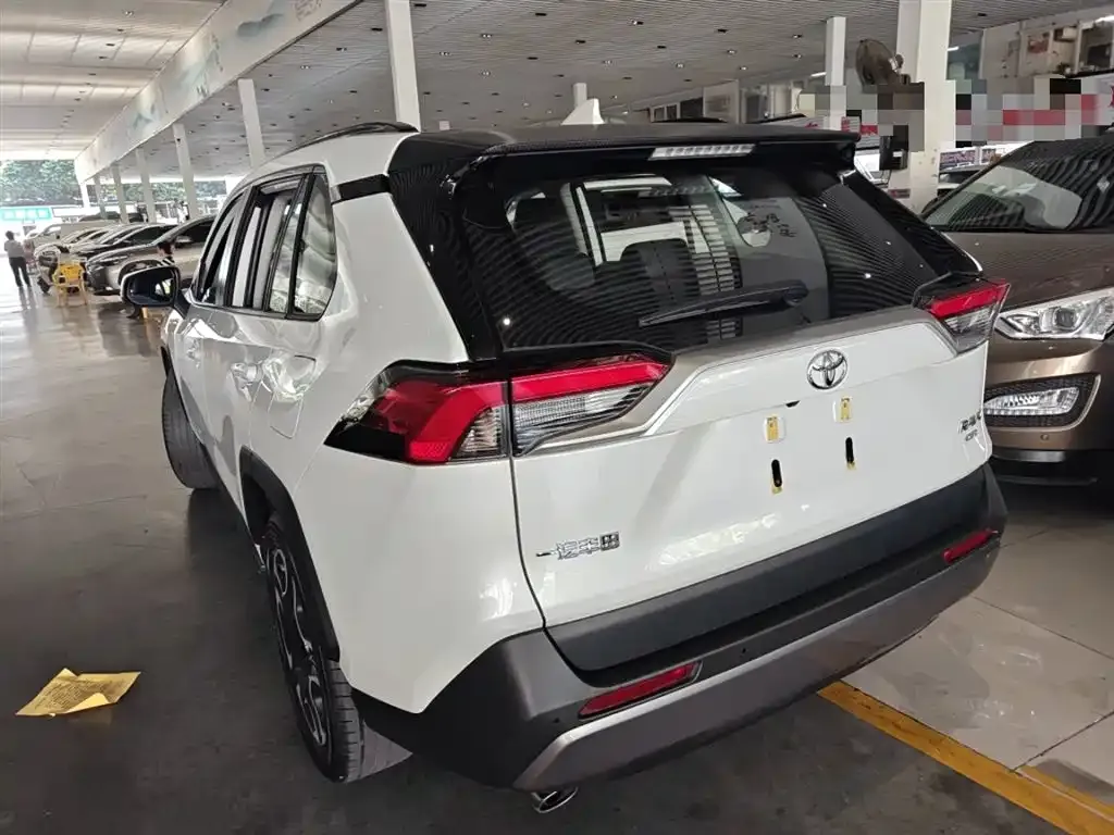 Toyota RAV4 — фото 8