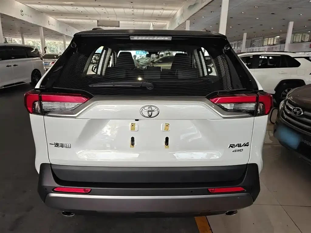 Toyota RAV4 — фото 2