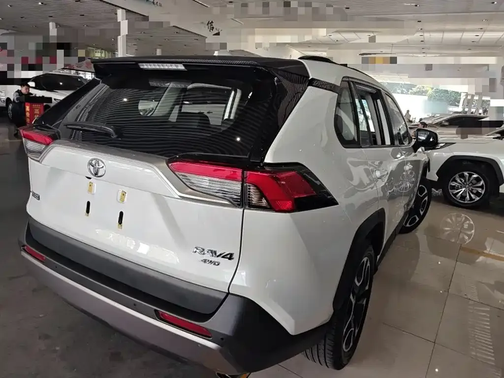 Toyota RAV4 — фото 3