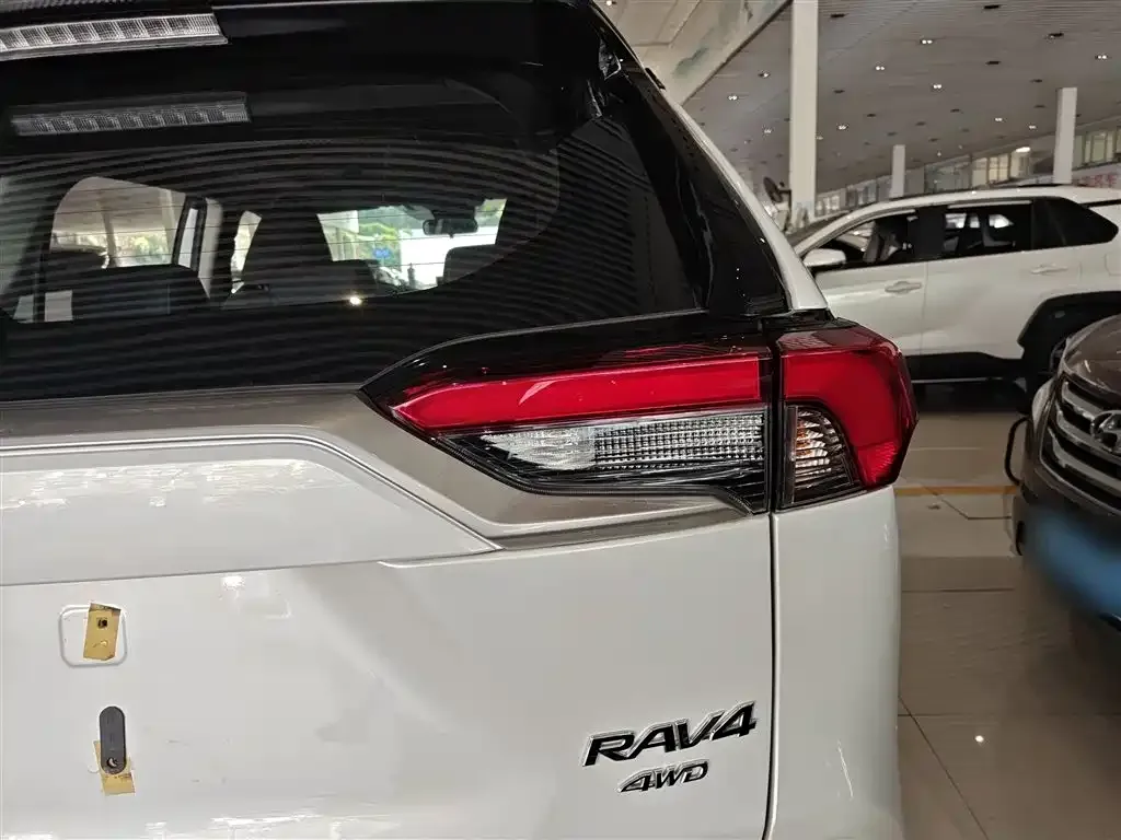 Toyota RAV4 — фото 10