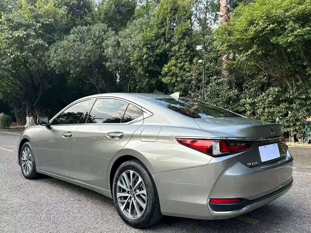 Lexus ES — фото 10