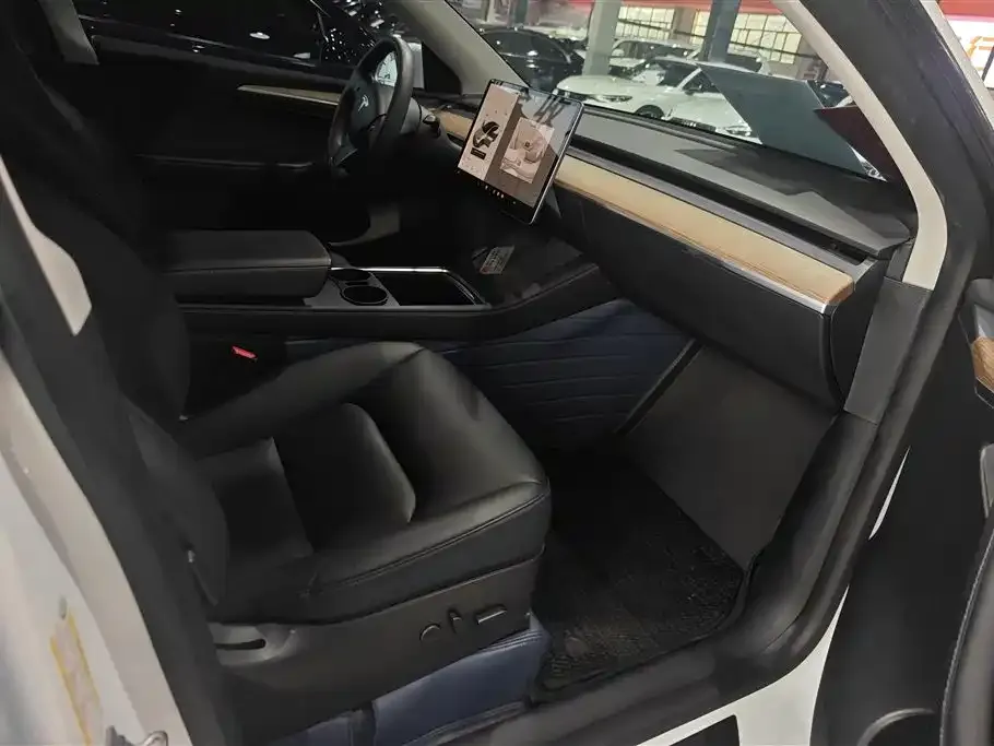 Tesla Model Y — фото 8