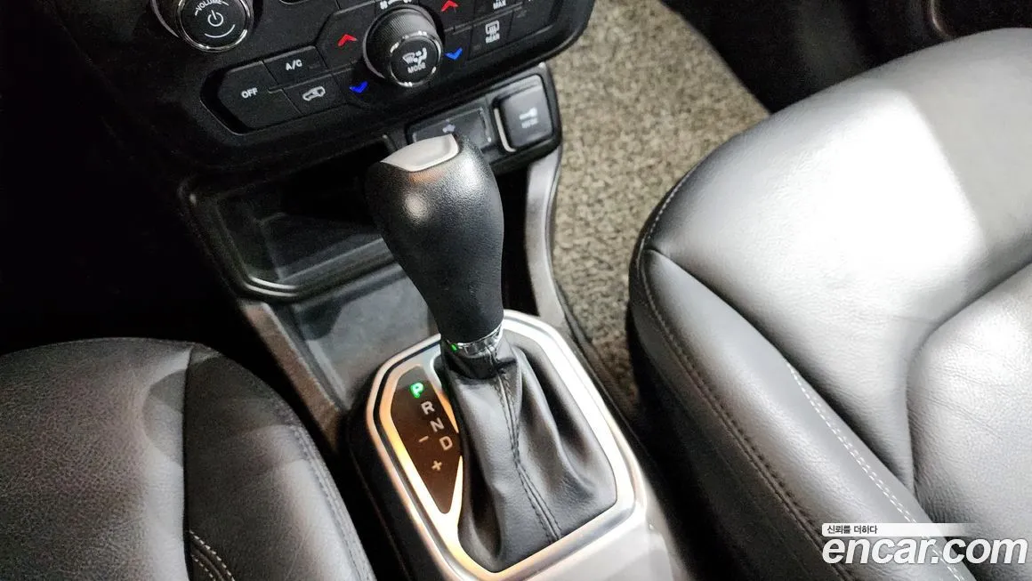 Jeep Renegade — фото 10