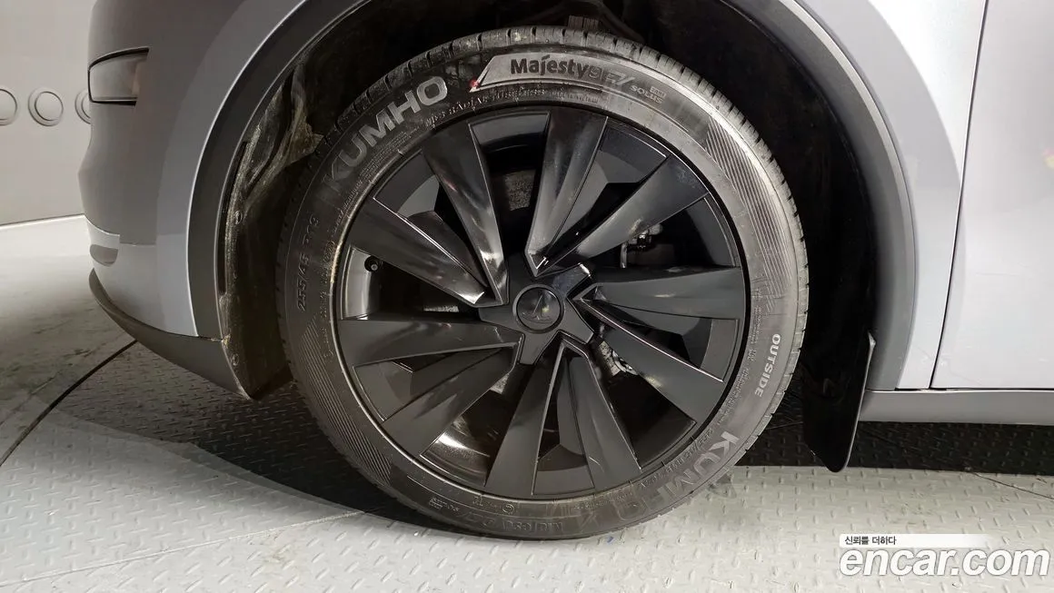 Tesla Model Y — фото 10