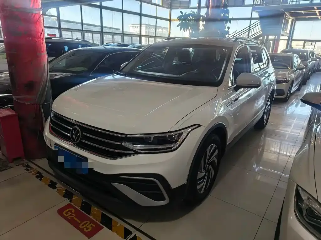 Volkswagen Tiguan L — фото 1