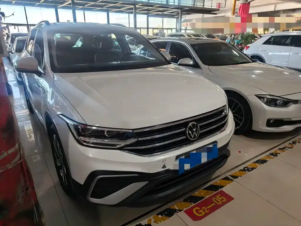 Volkswagen Tiguan L — фото 10