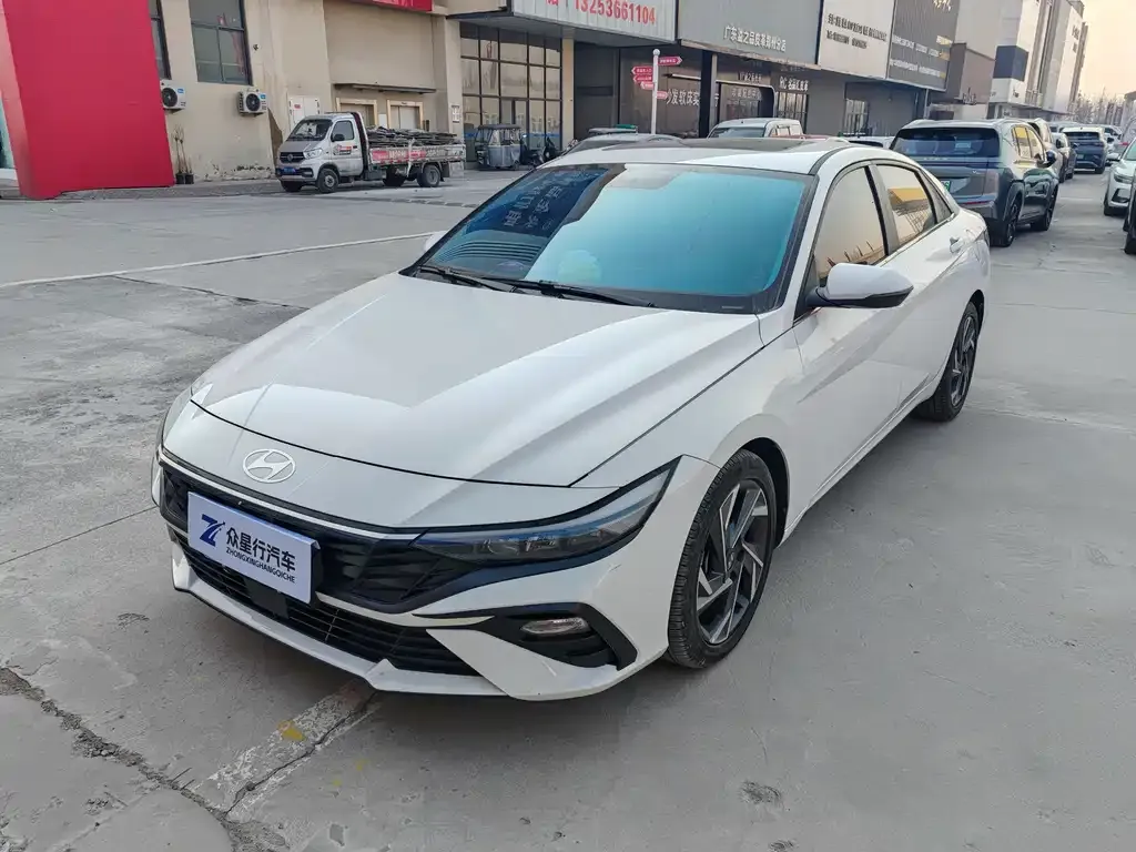 Hyundai Elantra — фото 1