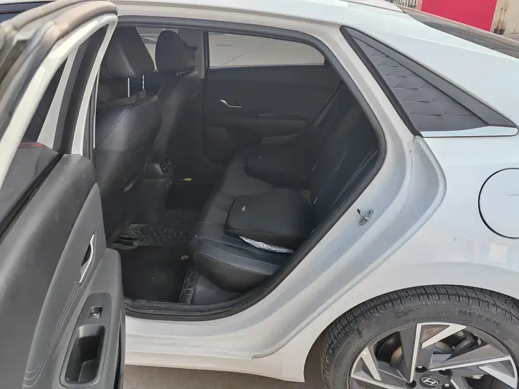 Hyundai Elantra — фото 2