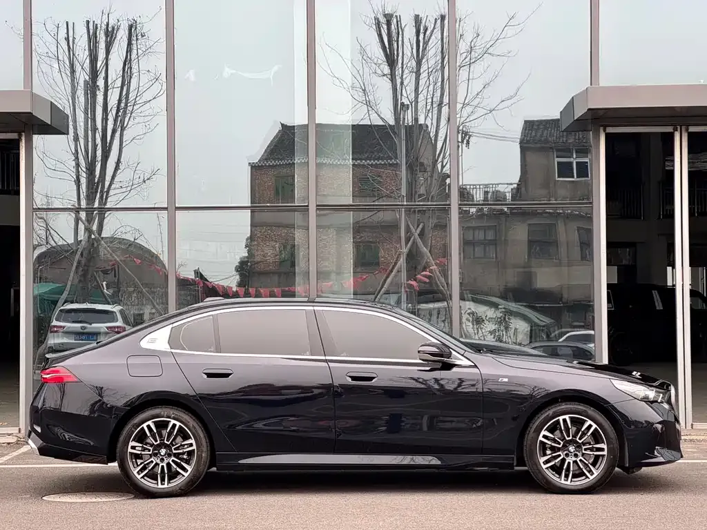 BMW 5 Series 2024 из CN, фото 10