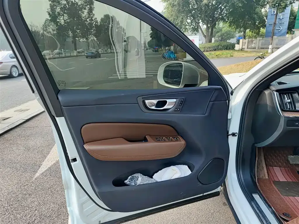 Volvo XC60 2023 из CN, фото 7