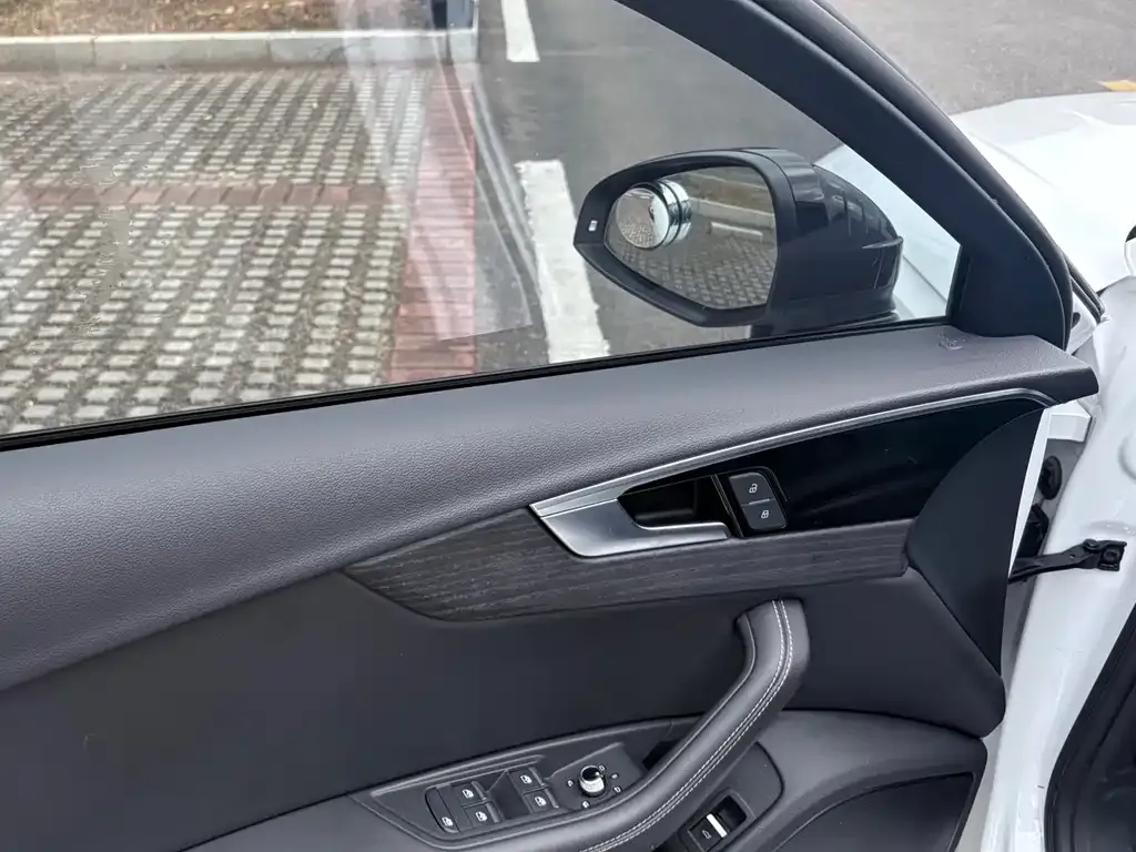 Audi A4L 2023 из CN, фото 3