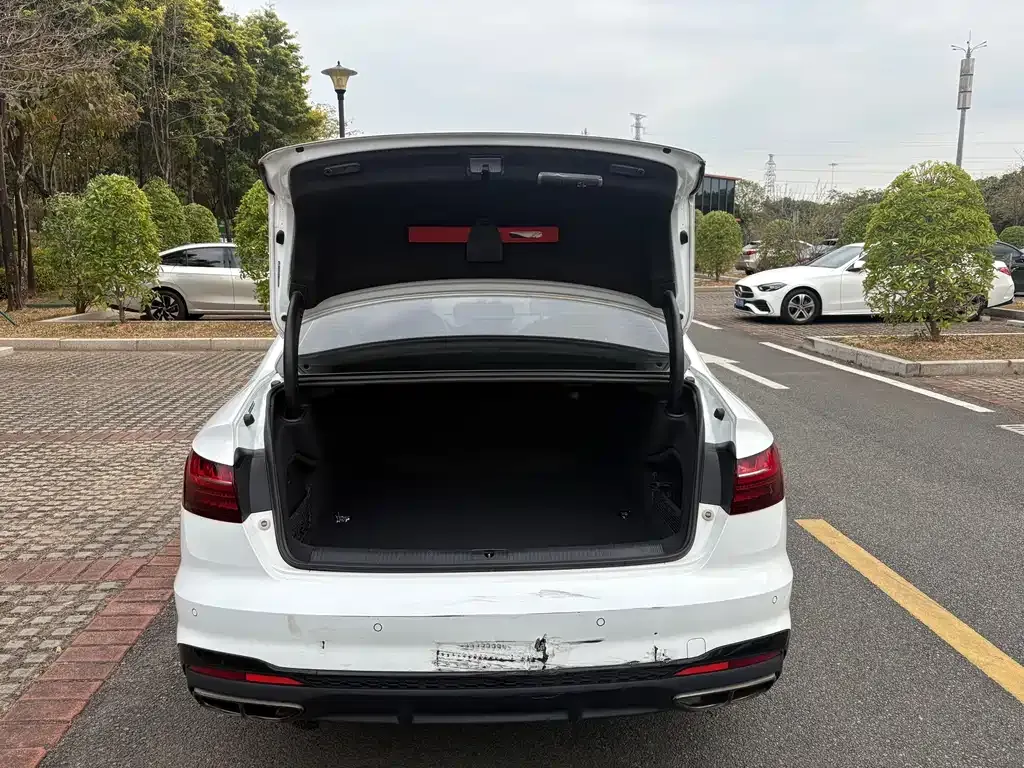 Audi A4L 2023 из CN, фото 4