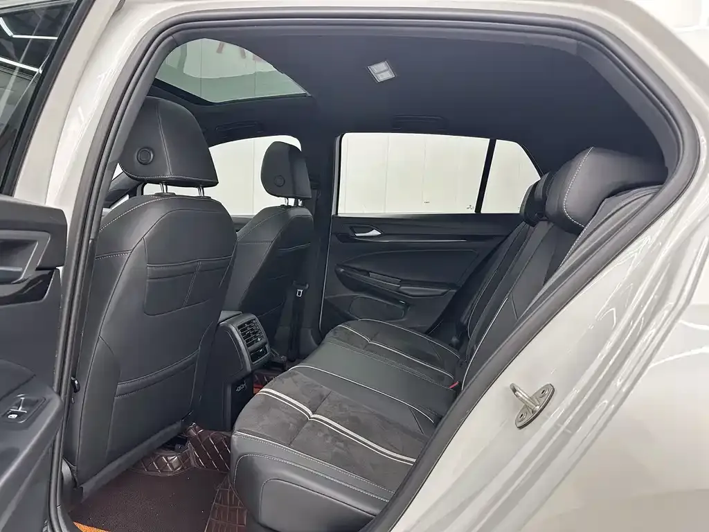 Volkswagen Golf 2023 из CN, фото 7