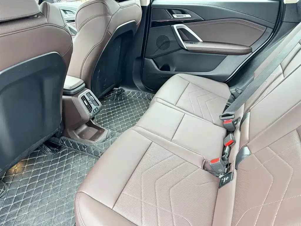 BMW iX1 2025 из CN, фото 8
