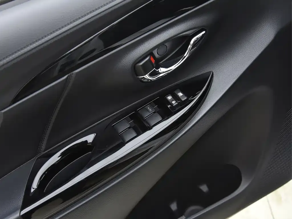 Toyota Yaris L — фото 4