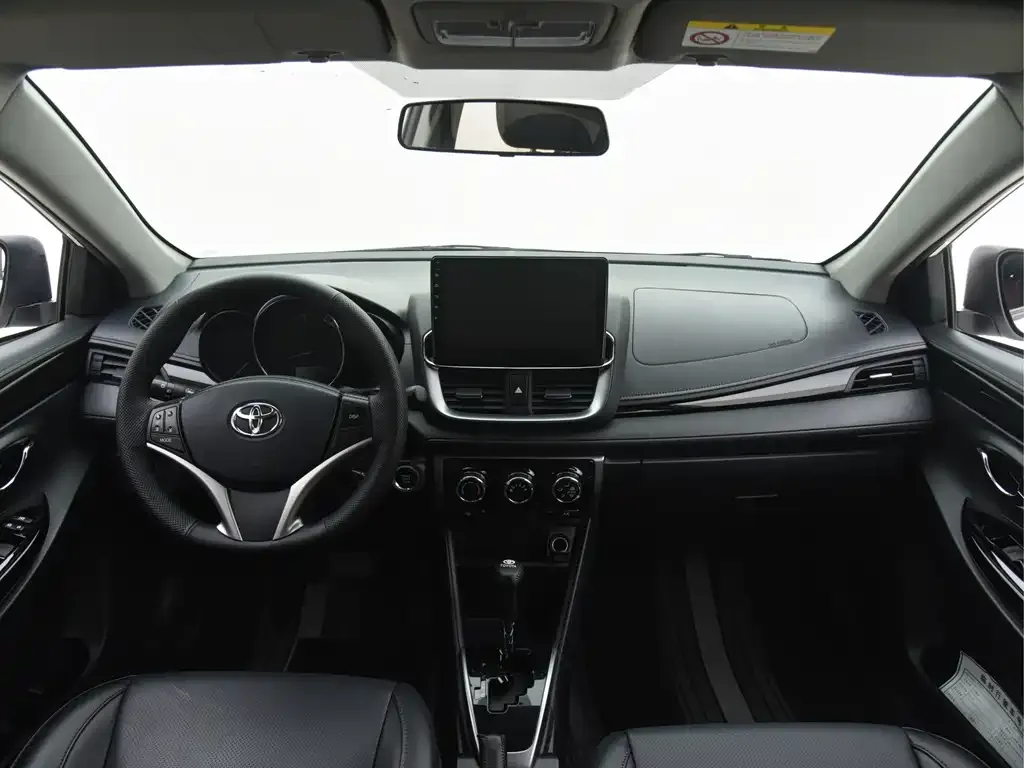 Toyota Yaris L — фото 3