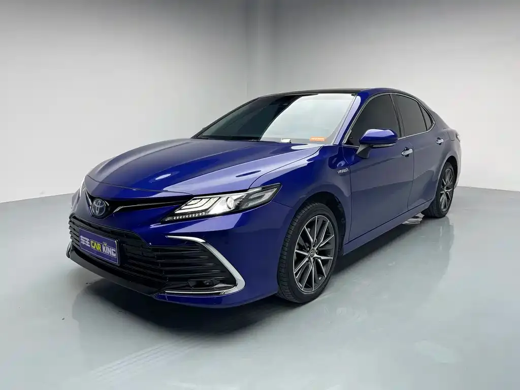 Toyota Camry — фото 1