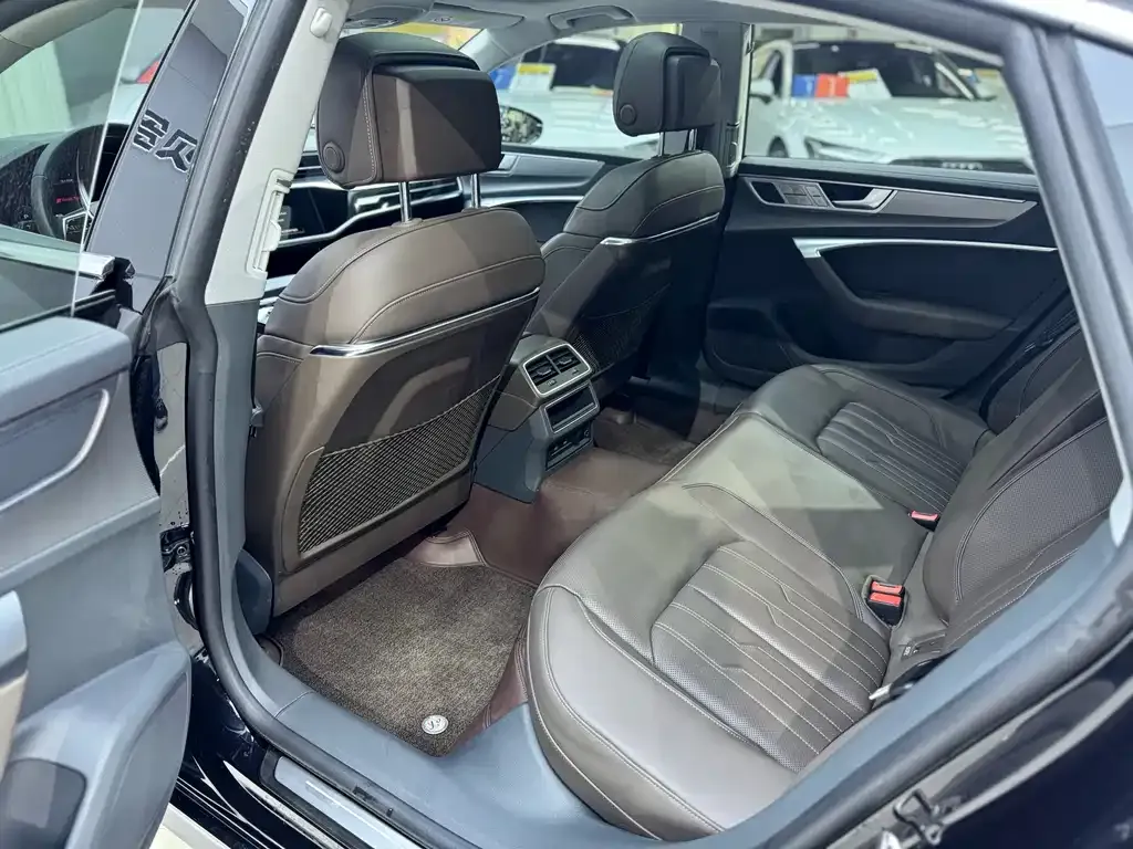 Audi A7L 2023 из CN, фото 9