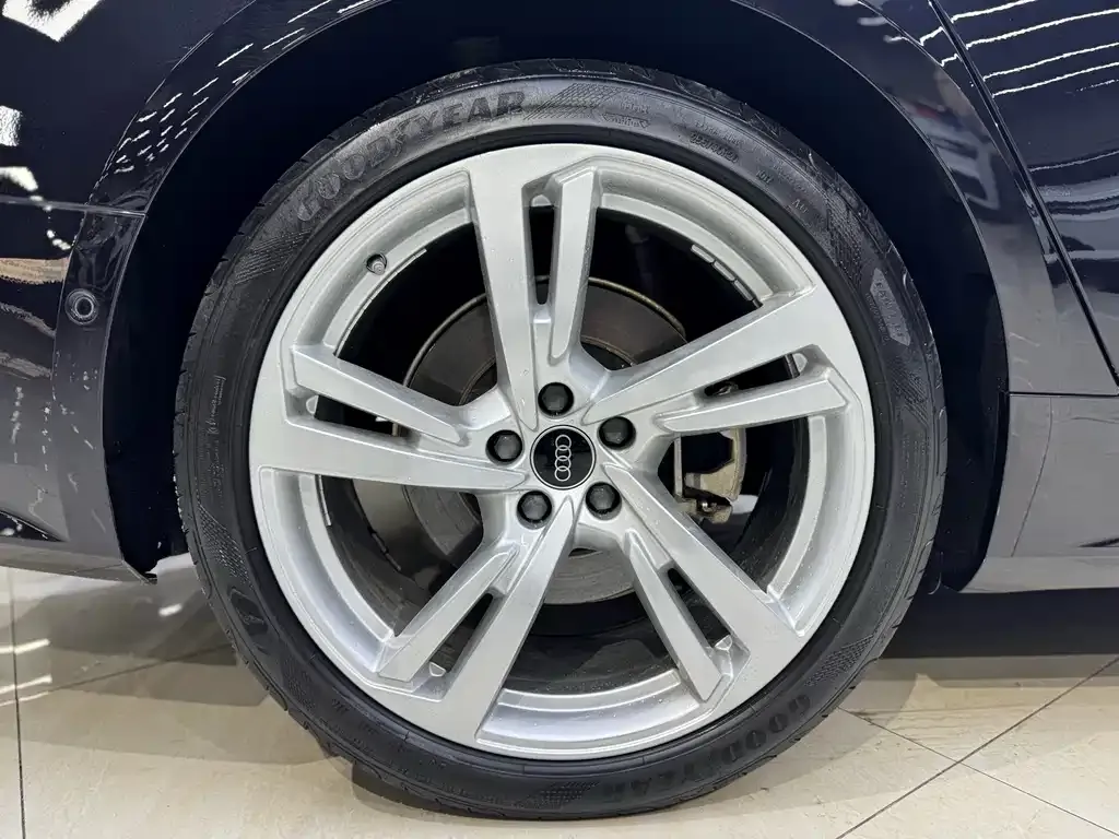Audi A7L 2023 из CN, фото 10