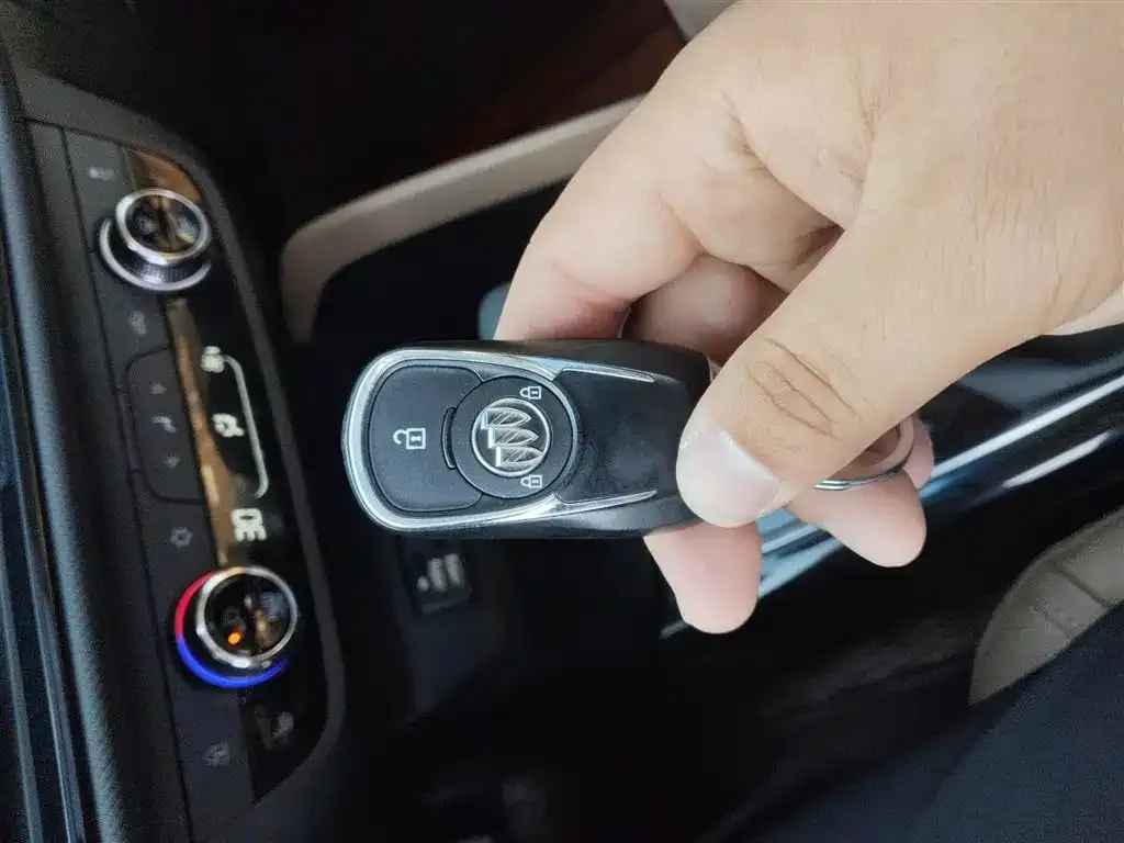 Buick GL6 2022 из CN, фото 2