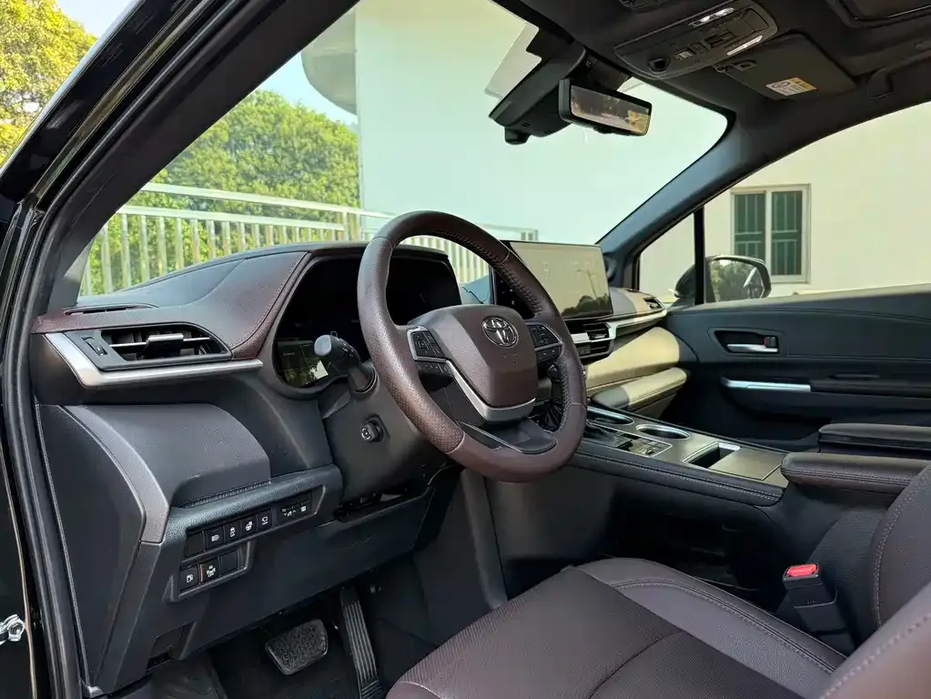 Toyota Sienna 2023 из CN, фото 2