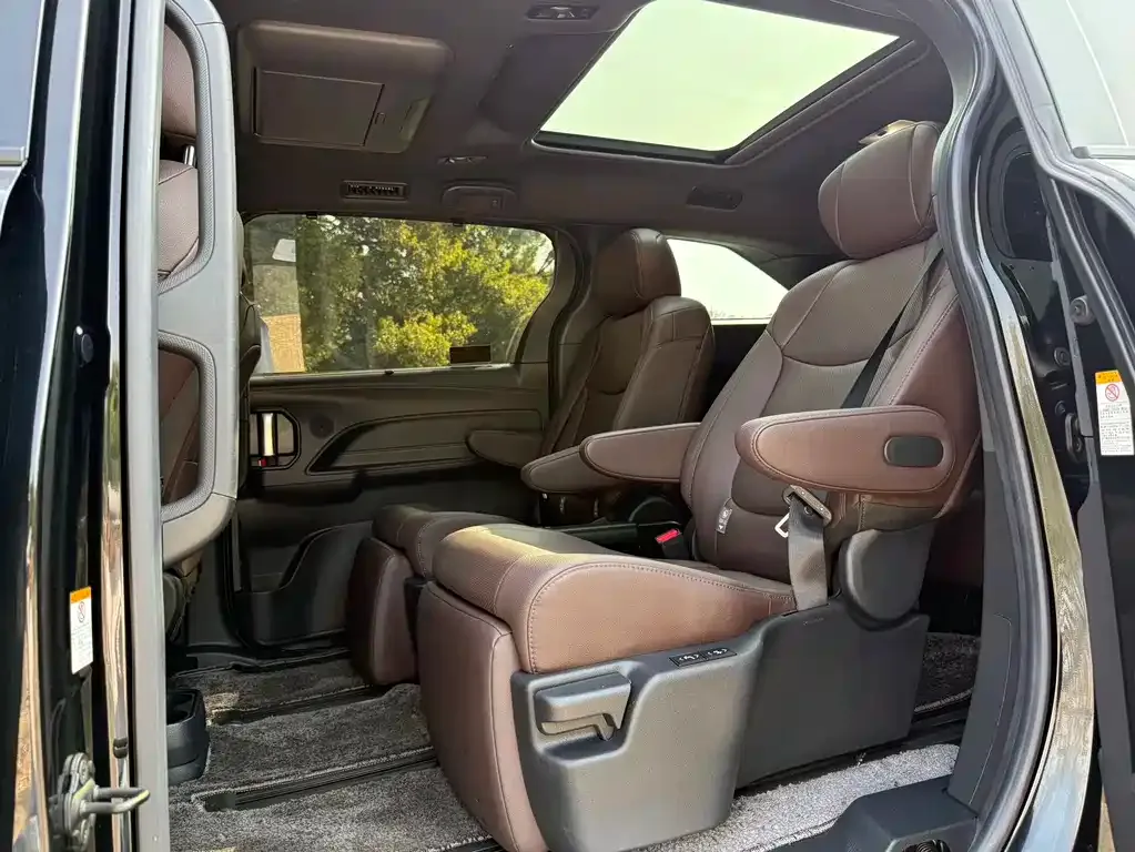 Toyota Sienna 2023 из CN, фото 3